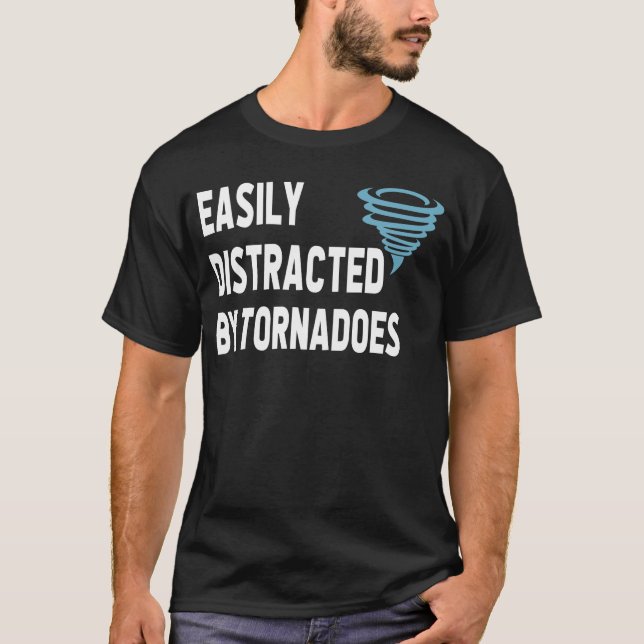 Camiseta Facilmente Distraído por Tornados (Frente)
