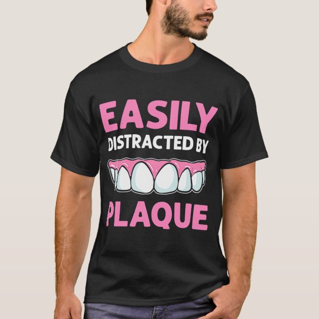 Camiseta Facilmente Distraído Por Um Técnico De Laboratório (Frente)