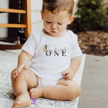 Camiseta Fada de primeiro aniversario de Fada de Floral Mag<br><div class="desc">Quem é o menor mais bonito por perto? Esta camisa faz um presente perfeito. Aproveite a beleza transitória do final do verão e do início do outono com uma paleta colorida alegre com tons de pêssego quentes. O terracota suave, o pêssego macio e as delicadas sombras cor-de-rosa se misturam harmoniosamente,...</div>