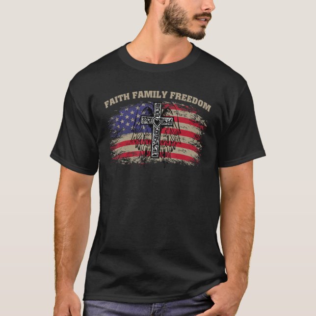 Camiseta Faith Family Freedom American Flag Cross Christian (Frente)