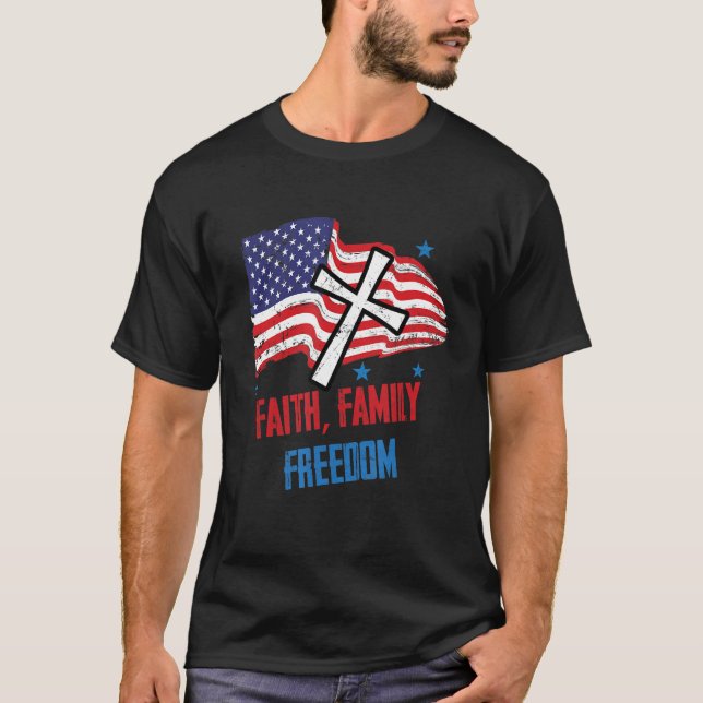 Camiseta Faith Family Freedom Christian Cross USA Flag (Frente)