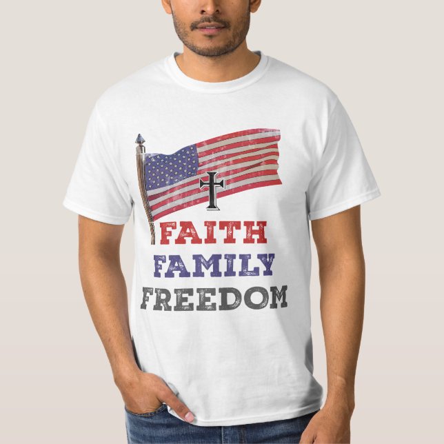 Camiseta Faith Family Freedom Cross with Flag (Frente)