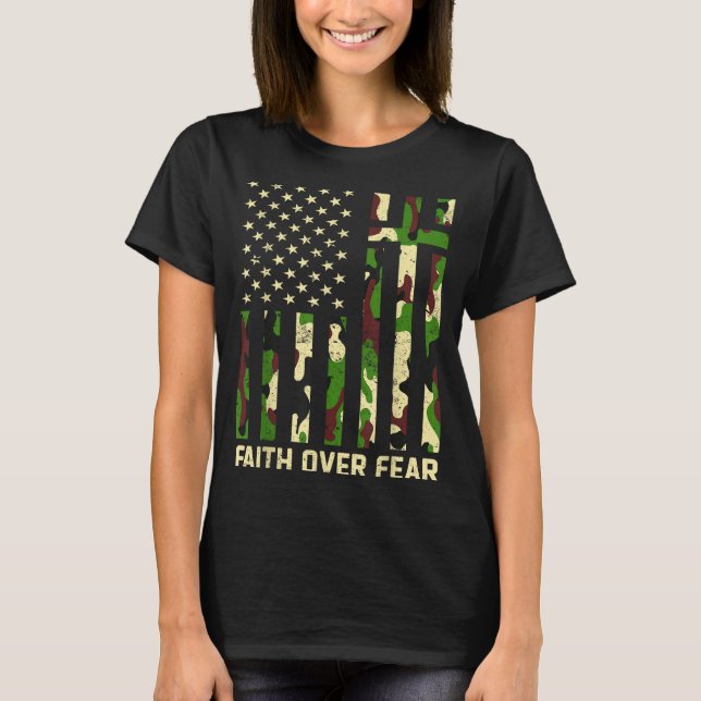 Camiseta Faith Over Fear Christian Americn Flag Camouflage  (Frente)