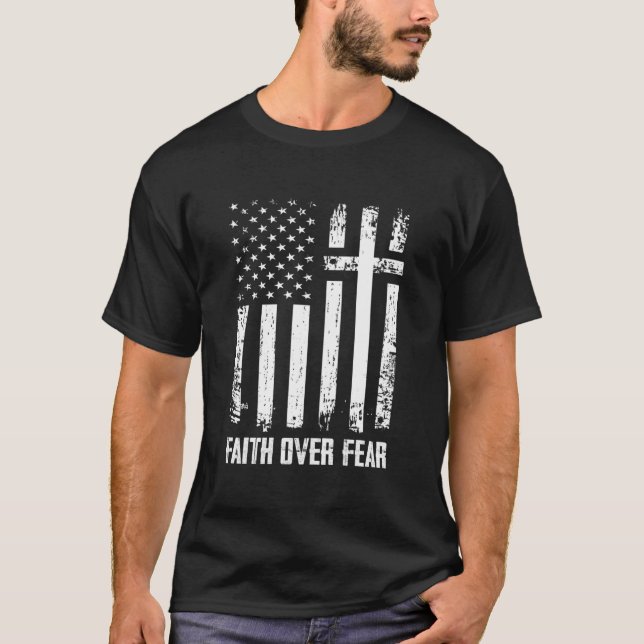 Camiseta Faith Over Fears Christian Cross American Usa Flag (Frente)