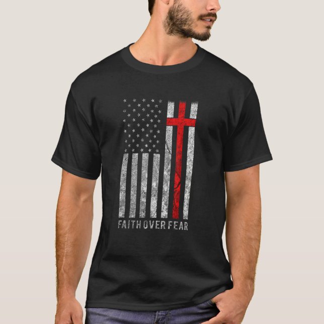 Camiseta Faith Sobre Medo Christain Cross American Flag Bib (Frente)