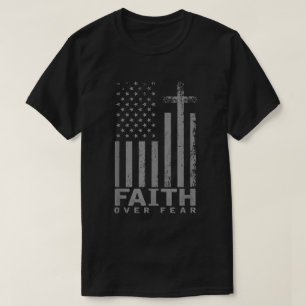 Camiseta Faith sobre o medo da bandeira americana Tee crist