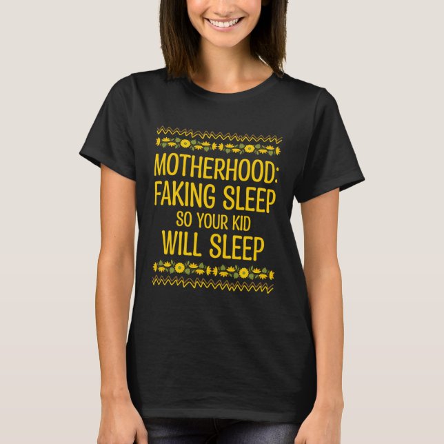 Camiseta Faking Sleep so Kid Will Sleep Mom Pun Mother Joke (Frente)