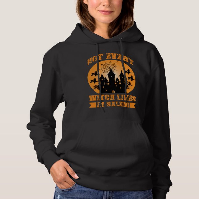 Camiseta Fall Halloween Not Every Witch Lives In Salem Haun (Frente)