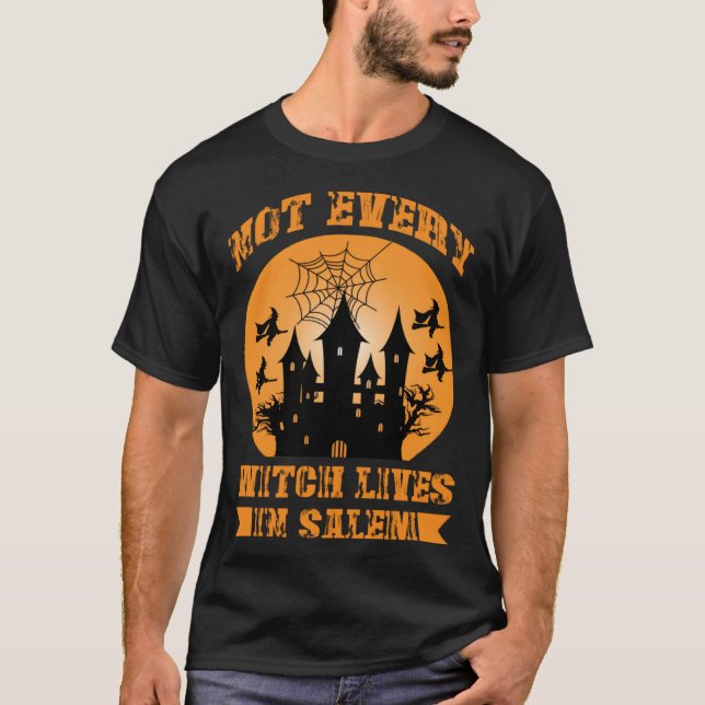 Camiseta Fall Halloween Not Every Witch Lives In Salem Haun (Frente)
