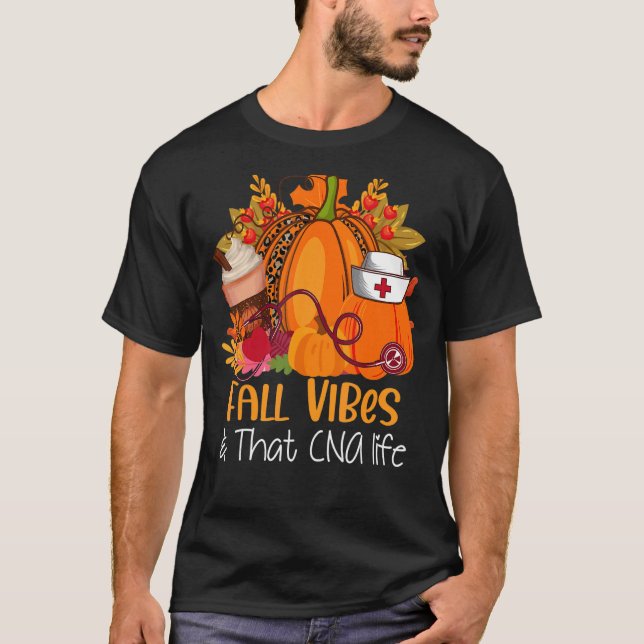 Camiseta Fall Vibes e que CNA Enfermeira A Vida Cai no Obri (Frente)