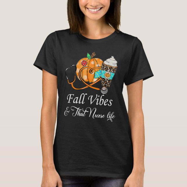 Camiseta Fall Vibes & That Nurse Life Fall Season Autumn Nu (Frente)