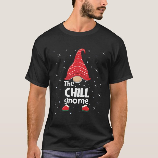 Camiseta Família Chill Gnomo Correspondente Natal Engraçado (Frente)