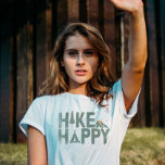 Camiseta Família de Caminhos Feliz do Camper Hiker, Persona<br><div class="desc">Elevem o seu estilo ao ar livre com as nossas camisas de caminhoneiro 'Hike Happy'! Projetadas para a alma aventureira, estas camisetas capturam a essência do aumento, acampamento e alpinismo. Abrace os picos, conquiste as montanhas, e expresse seu amor pelo excelente ao ar livre. O presente perfeito para o amante...</div>