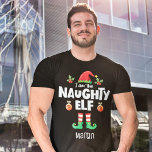 Camiseta Família de elf travessa que corresponde ao nome do<br><div class="desc">Entre no espírito de feriado com esta humorada t-shirt Naughty elf que faz parte de uma coleção de roupas de elf da família que contém presentes para qualquer membro da família. Perfeito para qualquer reunião de família de Natal, esta t-shirt apresenta um bonitinho chapéu de elfo e pernas divertidas, com...</div>