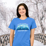 Camiseta Família de esqui costurada Blue Mountain Women<br><div class="desc">Personalizada camisetas femininas para a sua família de esqui para as montanhas do Colorado durante suas férias de inverno. Esta legal pista de esqui apresenta um desenho fofo de montanhas com capas de neve e uma paisagem azul. Uma camiseta da natureza excelente para uma família amante do exterior para a...</div>