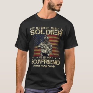 Camiseta Família Do Exército Ele Não É Apenas Um Soldado. E