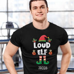 Camiseta Família elf alta combinando natal com nome<br><div class="desc">Entre no espírito de feriado com esta camiseta divertida do Loud elf que faz parte de uma coleção de roupas de elf da família que contém presentes para qualquer membro da família. Perfeito para qualquer reunião de família de Natal, esta t-shirt apresenta um bonitinho chapéu de elfo e pernas divertidas,...</div>