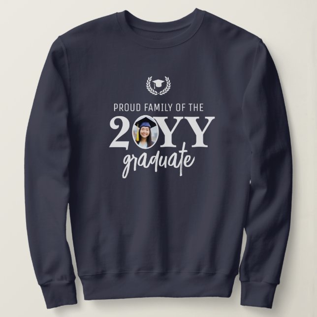 Camiseta Família Orgulhosa Moderna Personalizada do Formand (Frente do Design)
