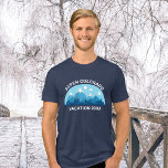 Camiseta Família Personalizada Esqui Trip Blue Snowy Mounta<br><div class="desc">Camisetas da família personalizadas para sua fuga de esqui para as montanhas do Colorado durante suas férias de inverno. Esta legal pista de esqui apresenta um desenho fofo de montanhas com capas de neve e uma paisagem azul. Uma camiseta da natureza excelente para uma família amante do exterior para a...</div>