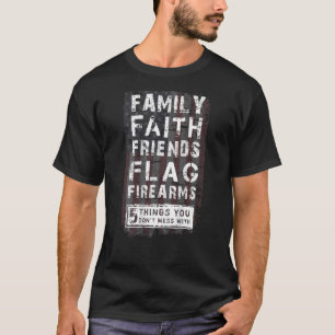Camiseta familiares amigos sinalizam armas de fogo