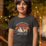 Camiseta Famílias Personalizadas de Campos Montanhosos Mont<br><div class="desc">Este legal pôr do sol sobre montanhas rochosas na natureza faz uma imagem excelente para um conjunto de camisetas de viagem personalizadas para uma reunião familiar, viagem de carro ou férias de acampamento. Uma camiseta de crianças bonita para seus filhos. Basta adicionar seu próprio sobrenome e o ano com nossa...</div>