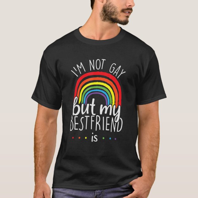 Camiseta Fancy Lgbtq Rainbow I'm Not Gay But My Best Friend (Frente)