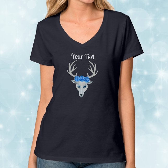 Camiseta Fantasia, Cabeça Branca de Veado, com Rosas Azuis (Fantasy white deer head antlers wearing crown of blue roses on woman's tee shirt.)