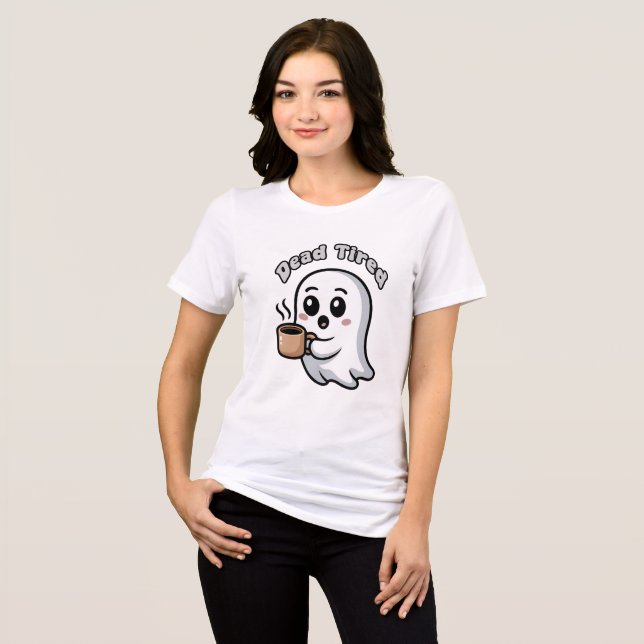 Camiseta Fantasma Adorável Cansado Segurando Caneca de Café (Frente Completa)