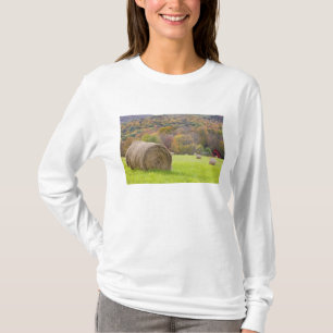 Camiseta Fardos de feno e folhagem de outono na fazenda,