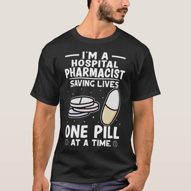 Camiseta Farmacêutico Hospitalar Salvando Vidas Uma Pílula  (Frente)