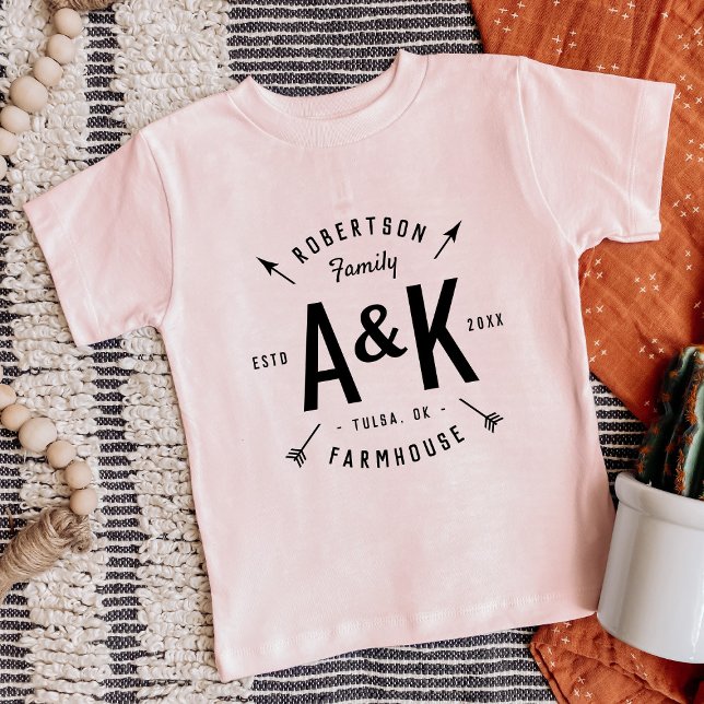 Camiseta Farmhouse da Família Rústica de Seta Monograma (Criador carregado)