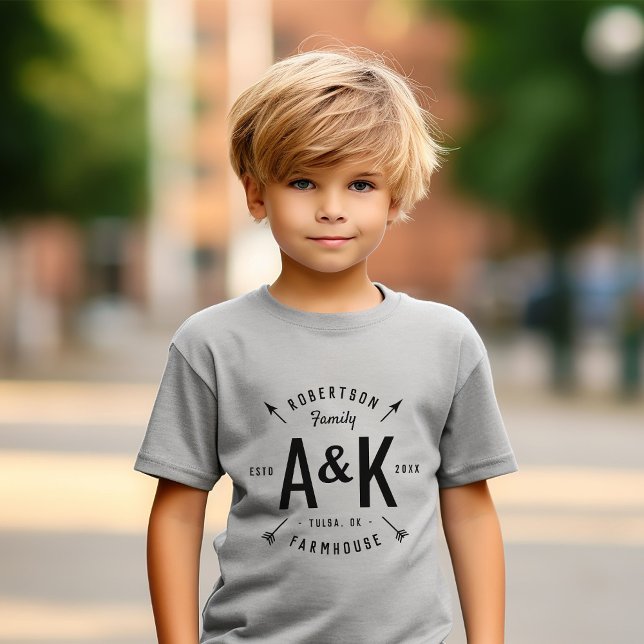 Camiseta Farmhouse da Família Rústica de Seta Monograma (Criador carregado)