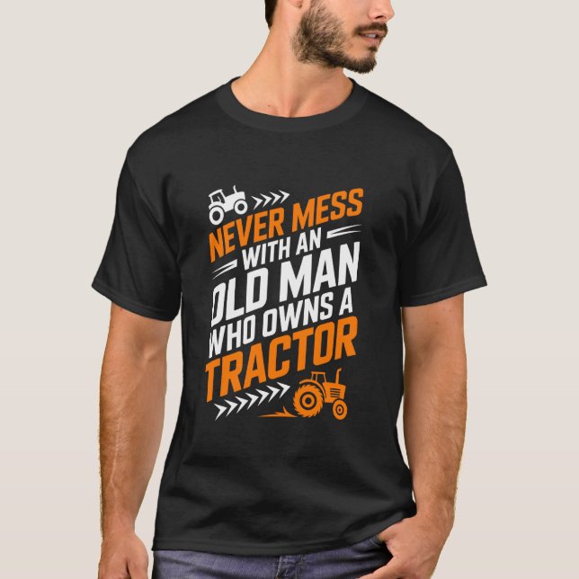 Camiseta Farming, Never Mess with an Old Man Who Owns A Tra (Frente)