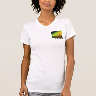 Camiseta Farol em uma paisagem estéril