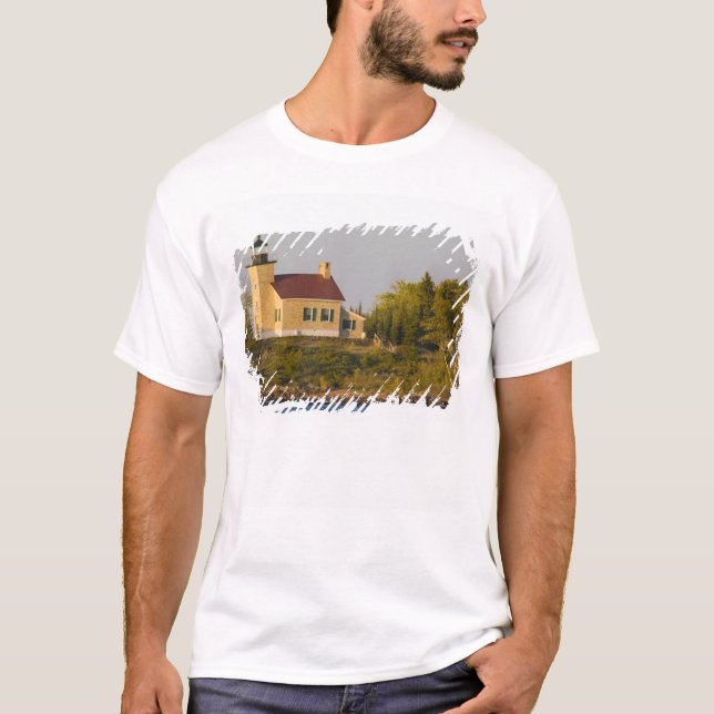 Camiseta Farol no Lago Superior perto de Copper Harbor (Frente)