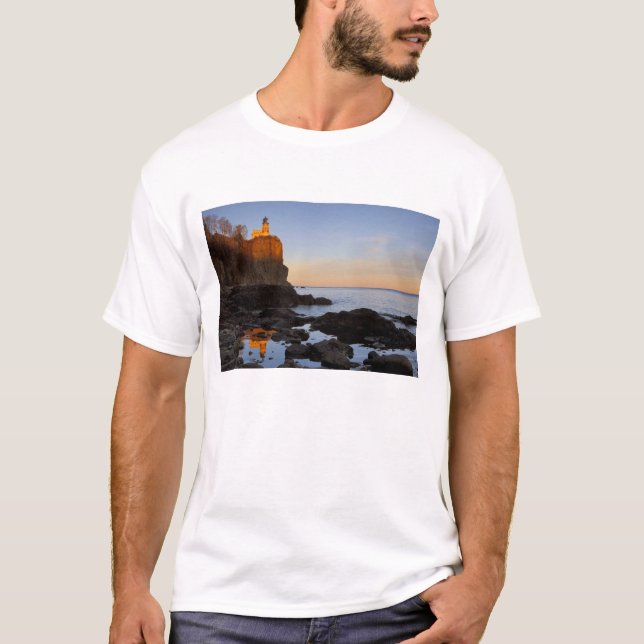 Camiseta Farol Split Rock ao pôr do sol perto de Two (Frente)