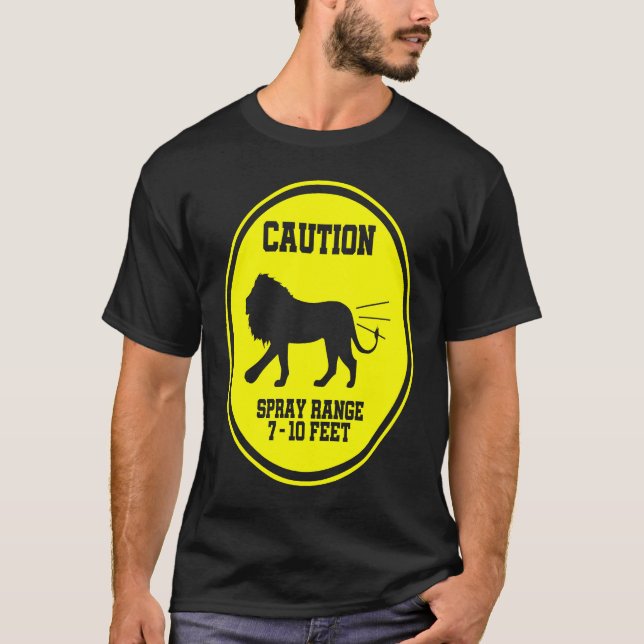 Camiseta Farting Lion Caution Spray Area Warning Sign (Frente)