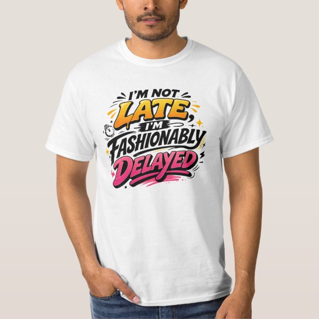 Camiseta Fashionably Delayed Funny Quote Tee (Frente)