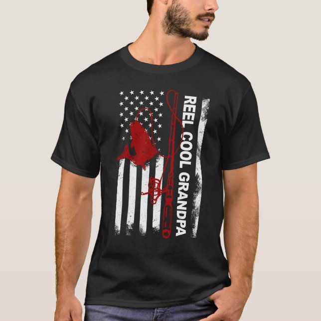 Camiseta Father s Day  Reel Cool Grandpa America Flag July  (Frente)