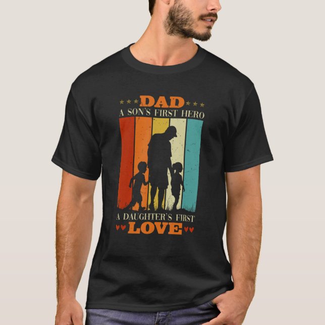 Camiseta Fathers Day Dad A Sons First Hero A Daughters Firs (Frente)