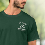 Camiseta Favor divertido para padrinhos de golfe na despedi<br><div class="desc">Prepare a turma do noivo com esta camiseta verde de pôquer para despedida de solteiro com um emblema na parte da frente do peito “All In Before the Ring” com cartas de baralho, nome do noivo, cidade e data do fim de semana. A estampa pequena no peito esquerdo mantém o...</div>
