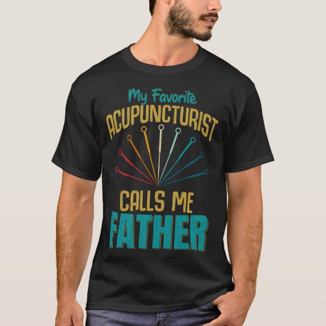 Camiseta Favorite Acupuncturist Calls Me Father Graphic (Frente)