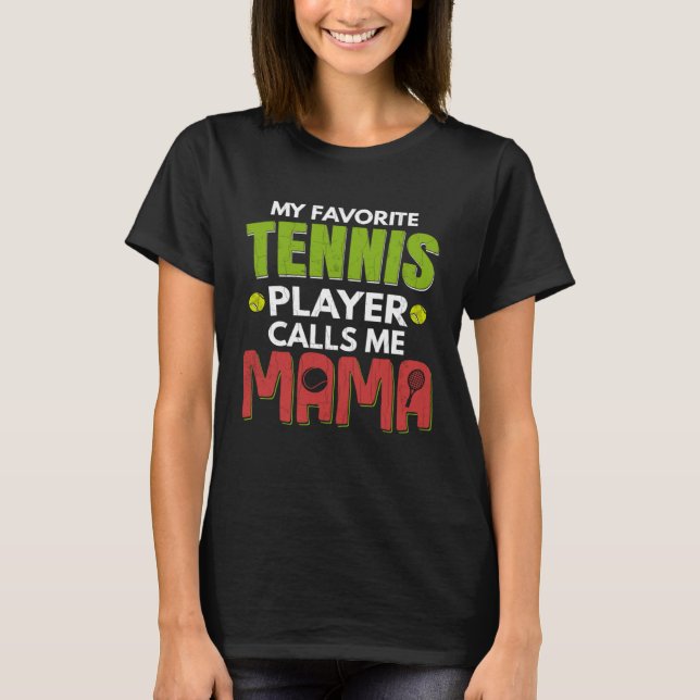 Camiseta Favorite Tennis Player Calls Me Mama  Sports Graph (Frente)