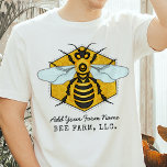 Camiseta Fazenda de Abelhas Honeycomb Apiary Personalizada<br><div class="desc">Esta camiseta de abelha de mel tem uma abelha grande sobre um fundo leve e brilhante em favos de mel. A abelha amarela e preta tem asas azuis-brancas que se espalham como se estivesse pronta para voar. O fundo é uma forma bonito de colmeia de colmeia. Use a modelo para...</div>