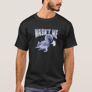 Camiseta Fazendo Costume Skunk para um Proprietário de Pet