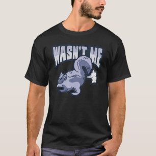 Camiseta Fazendo Costume Skunk para um Proprietário de Pet 