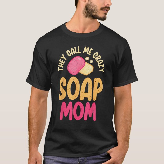 Camiseta Fazer de sabão Eles me chamam de louca mãe de sabã (Frente)
