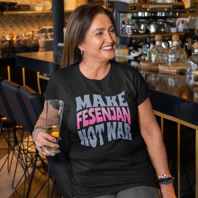 Camiseta Fazer Fesenjan Não Guerra | Presente persa engraça (Make Fesenjan Not War | Funny Persian Gift T-Shirt)