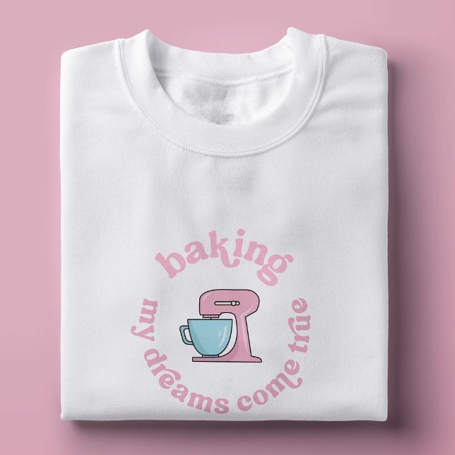 Camiseta Fazer Os Meus Sonhos Torna-Se Um Bolo De Bolo Rosa (Cute girly pink cake baker t-shirt design in pink and white with retro fonts and mixer illustration)