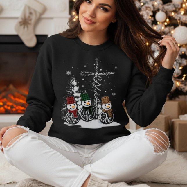 Camiseta Fé Esperança Amor Bonecos de Neve Natal (Spread faith, hope & love this Christmas with this cozy snowmen Christian holiday sweatshirt!)